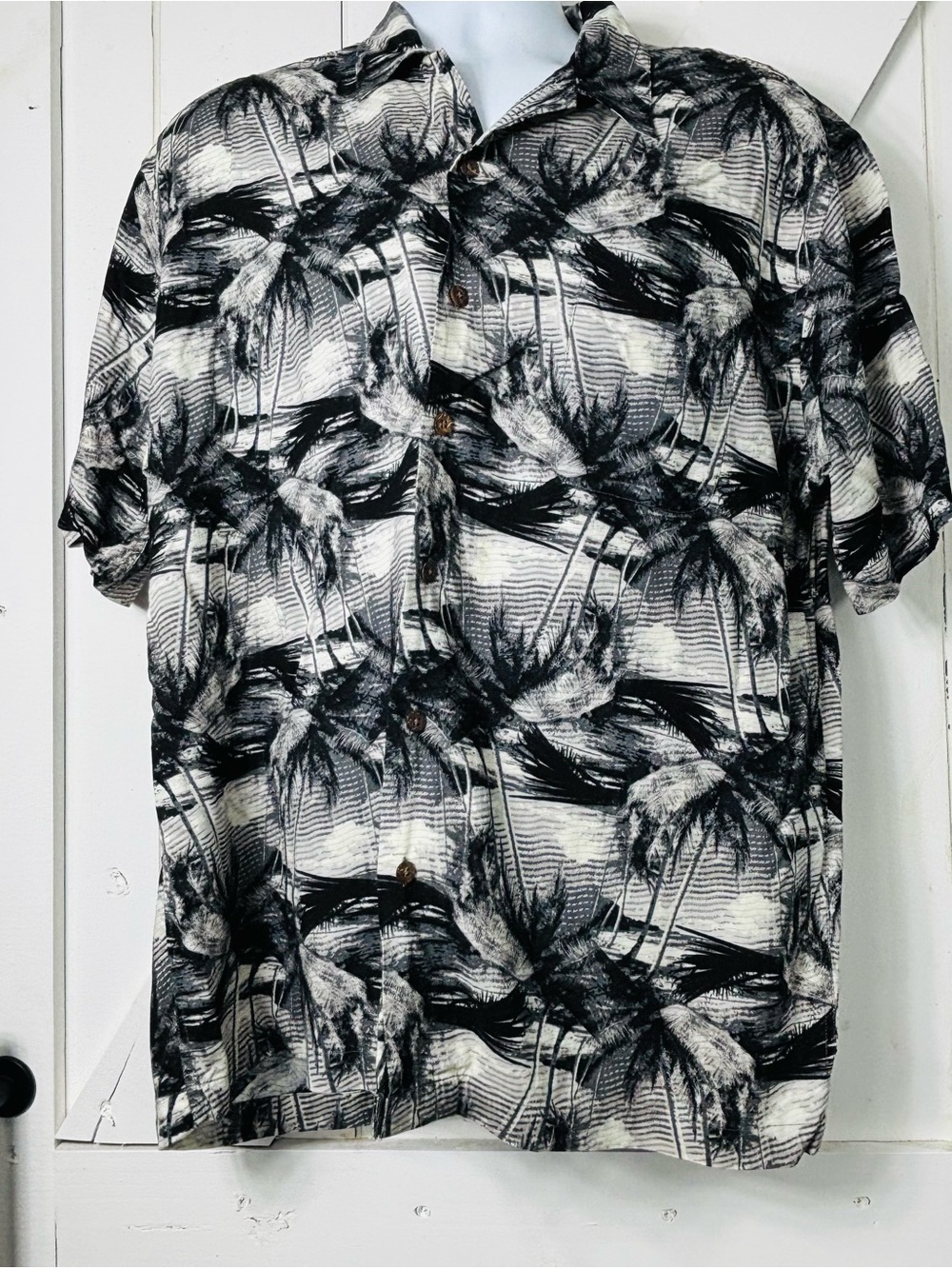 Men's Black & White Palm-Print Short Sleeve Shirt M585